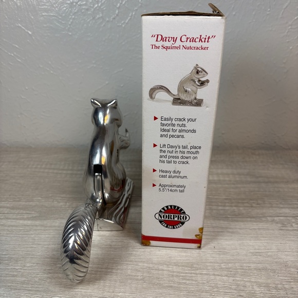 Norpro Davey Crackit The Squirrel Nutcracker Heavy Duty Cast Aluminum With Box - Picture 2 of 8